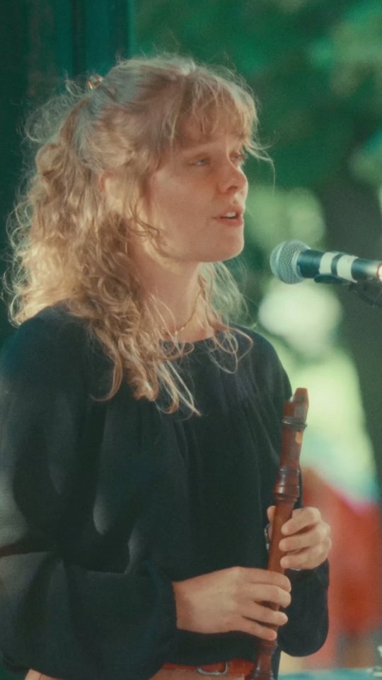 Extrait de Little red bird en live au parc Montsouris 🪹
Concert donné suite à notre résidence au conservatoire du 11eme arr. grâce à @culture_autrement_paris . L'occasion d'explorer de nouvelles piste